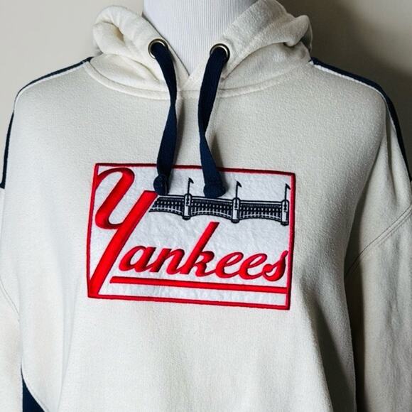 Majestic Cooperstown Collection Vintage Cream Yankees Embroidered Hoodie - Picture 2 of 8